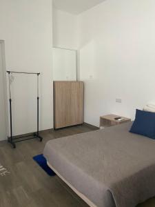 um quarto com uma cama e um armário de madeira em RM newhost 2015 / CasaDoChico em Portalegre