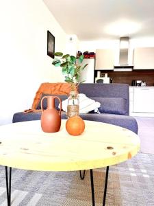 una mesa de centro en una sala de estar con naranjas. en Appartement Terrasse St Florent, en Saint-Florent