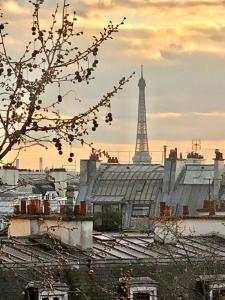 vistas a una ciudad con la torre Eiffel en Vue Tour Eiffel / Sacré-Coeur, en París