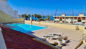 una piscina con vistas al océano en Los Cristianos - San Telmo piscina y vistas mar 1, en Los Cristianos