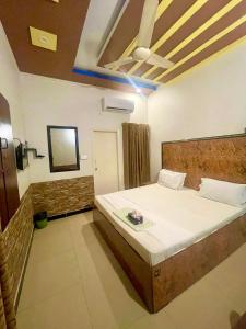 um quarto com uma cama num quarto em Rehaish Inn em Karachi