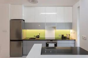 Nhà bếp/bếp nhỏ tại Golden Apartments Warsaw - Big Luxury And Bright Apartment - Siedmiogrodzka 1
