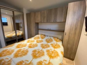 a bedroom with a bed with a orange and white blanket at Villetta Verde in Heusden