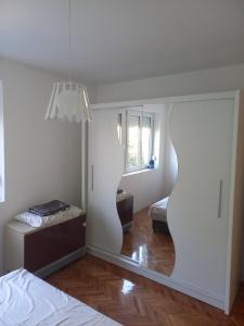 Schlafzimmer mit einem Bett und einem Spiegel in der Unterkunft Gale in Jagodina