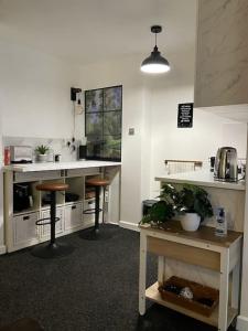 kuchnia z 2 stołkami i blatem w obiekcie The Studio in the Annex w mieście Potters Bar