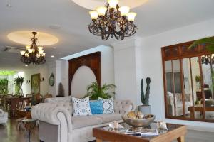 a living room with a couch and a table at Hotel M Boutique in Villeta