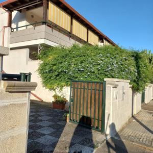 een groene poort voor een gebouw bij LECCE AL MARE in San Cataldo