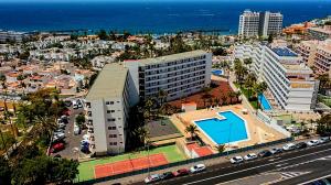 een luchtzicht op een stad met een gebouw en een zwembad bij Ocean View Penthouse in Playa de las Americas