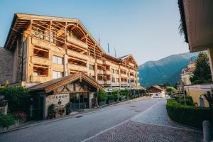 budynek, który jest w trakcie budowy na ulicy w obiekcie Wellnessresidenz Alpenrose w mieście Maurach