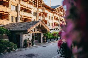 pusta ulica przed budynkiem w obiekcie Wellnessresidenz Alpenrose w mieście Maurach