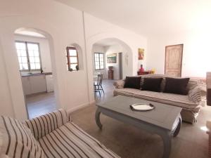ein Wohnzimmer mit einer Couch und einem Couchtisch in der Unterkunft Hacienda, villaT4 de 110m2 proche de St Florent in Patrimonio