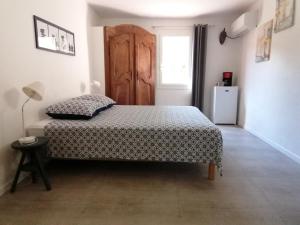 um quarto com uma cama, uma janela e uma porta em Hacienda, villaT4 de 110m2 proche de St Florent em Patrimonio