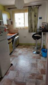 A kitchen or kitchenette at T3 lumineux 50 m² 5min de CHU FAC STADE TRAM