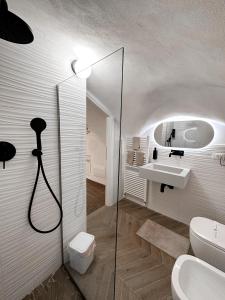 bagno con doccia, lavandino e servizi igienici di Alto Borgo Rooms a Finale Ligure