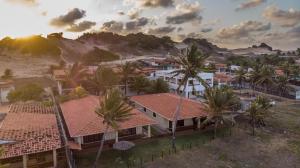 una vista aérea de un complejo con palmeras y casas en Condominio Praia Caraubas, en Caraúbas