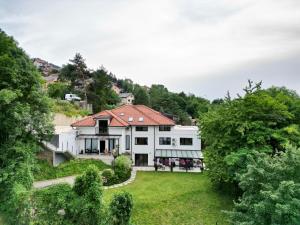 - une vue aérienne sur une grande maison blanche avec une cour dans l'établissement Residence 33, à Sarajevo