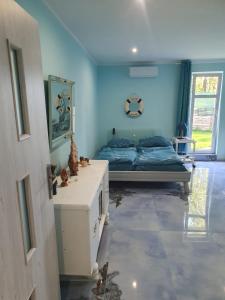 um quarto com uma cama num quarto com paredes azuis em Lusesita 