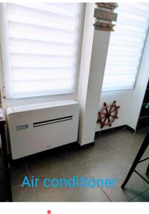 um ar condicionado num quarto com uma janela em Studio coin nuit, Entre plage et centre em Marselha