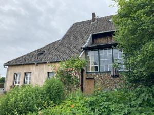 uma casa com janelas e uma parede de pedra em Oud-Bommerich em Mechelen