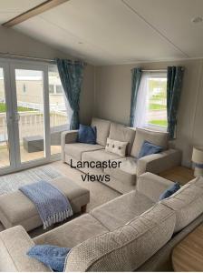 sala de estar con sofá y mesa en Lancaster Views, Luxury 2022 home with Hot Tub, en Tattershall