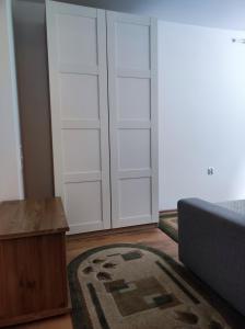 a room with white closet doors and a rug at Apartament Gosi in Gdynia
