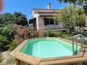 maison garrigue piscine hors sol pétanque