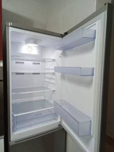 um frigorífico vazio com a porta aberta numa cozinha em Location de vacances à la plage de Bouznika em Bouznika