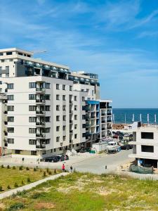 a large white apartment building next to the ocean at Happy Apartments Mamaia Nord -2 Dormitoare in Mamaia Sat/Năvodari