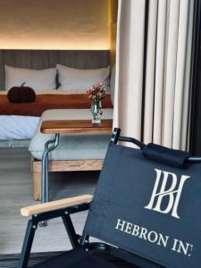 Postel nebo postele na pokoji v ubytování Hebron Inn