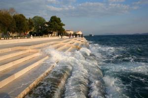 a row of steps next to the water with waters w obiekcie Apartment Olives w mieście Zadar