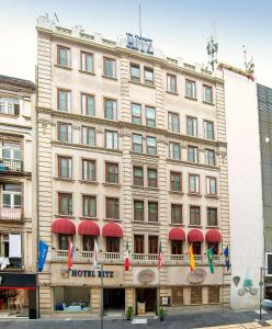 un gran edificio con toldos rojos y banderas en él en Hotel Ritz Ciudad de México, en Ciudad de México