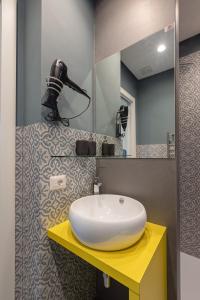 bagno con lavandino bianco e specchio di Sweet Sicily Apartments a Carini