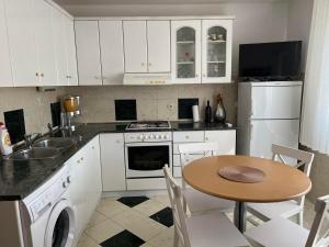 Kuchyňa alebo kuchynka v ubytovaní Domestico apartment + 20 fotografií