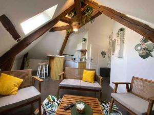a living room with chairs and a table at Sous les tropiques d’Ablis in Ablis