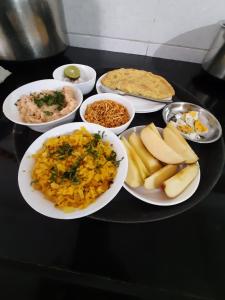 烏代浦的住宿－Madan Mohan Villas (A Haritage Haveli Home Stay)，桌上的一束食物