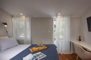 una camera da letto con un letto con un vassoio di cibo sopra di Villa Pietra a Brtonigla (Verteneglio) Altre 45 foto