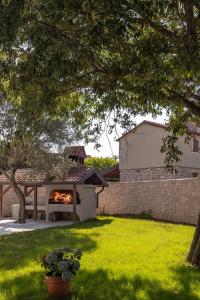 un cortile con un braciere in un cortile di Villa Pietra a Brtonigla (Verteneglio)