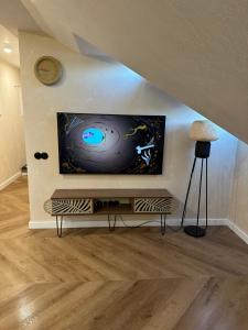 sala de estar con TV de pantalla plana en la pared en B34 Loft Apartment, en Riga