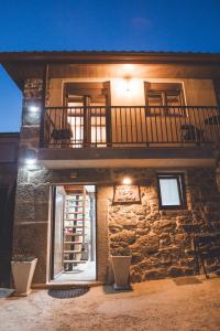a building with a balcony on the side of it at Casa da Vovó Luisa in Quinta da Lama Redonda