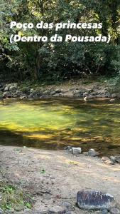 een foto van een rivier met de woorden proza des princesses denino doroth bij Pousada Rosa dos Ventos Kchu in Cachoeiras de Macacu
