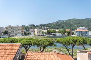 Blick auf eine Stadt mit Bäumen und einem Fluss in der Unterkunft Palazzo Oddo in Albenga