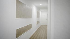 a hallway with white walls and a white door at Hafen12 in Bremerhaven