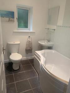 ein Badezimmer mit einem WC, einer Badewanne und einem Waschbecken in der Unterkunft Pine Lodge - Two Bedrooms, High Bickington close to Umberleigh , Barnstaple , Bideford in High Bickington