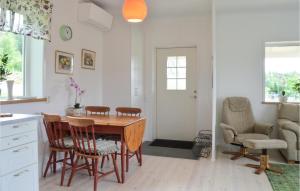 - une cuisine avec une table et des chaises en bois dans l'établissement Awesome Home In Malmkping With House A Panoramic View, à Malmköping