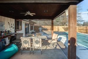 Un patio con mesa y sillas y una piscina. en Spacious Tranquility with Private Pool home, en Belleville