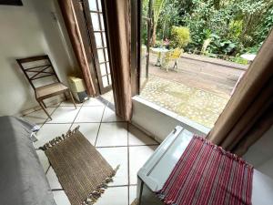 Uma área de estar em Casa Selva - Vila do Abraão - Ilha grande
