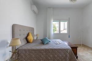 1 dormitorio con 1 cama con 2 almohadas en New Opening House 7 Lido Venice Near Ferry And Beach, en Lido de Venecia