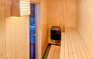 Camera in legno con piccola TV. di Stunning Home In Gl With Sauna, Wifi And 4 Bedrooms a Gålå