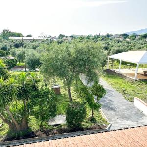 vistas a un parque con árboles y un pabellón en Tenuta Nunziata - food, event, biofarm, en Torre Annunziata