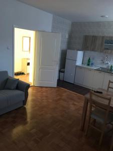 sala de estar con sofá y cocina en Apartmani Golubina - Trn, Laktasi, BANJA LUKA en Grabljani